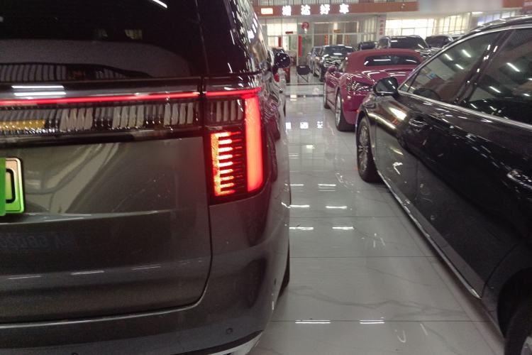 Used Zeekr 009 2024 Six-Seat Executive Version 4WD 108 kWh Right Rear Taillight
