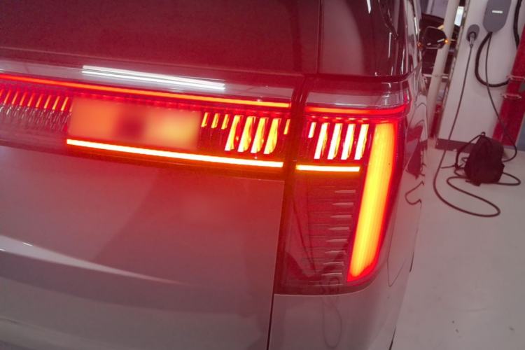 Used Zeekr 009 2024 Six-Seat Executive Version 4WD 140 kWh Right Rear Taillight