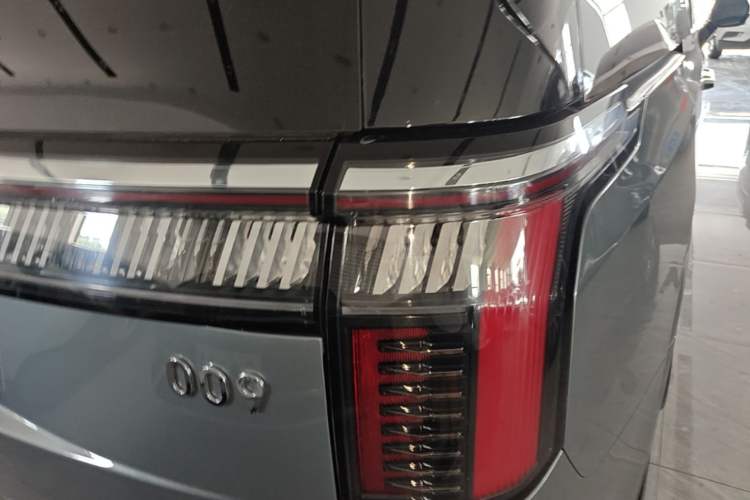 Used Zeekr 009 2024 Six-Seat Executive Version 4WD 108 kWh Right Rear Taillight