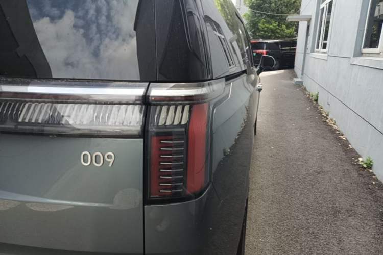 Used Zeekr 009 2024 7-Seater Aisle Version 108 kWh Right Rear Taillight