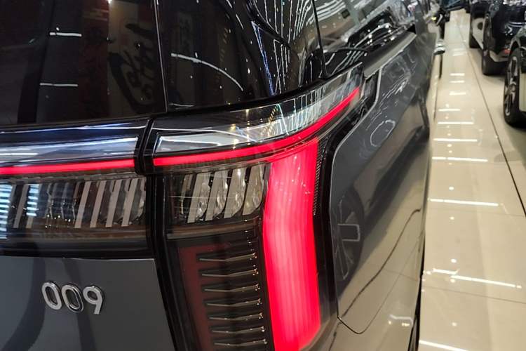 Used Zeekr 009 2024 7-Seater Aisle Version 108 kWh Right Rear Taillight