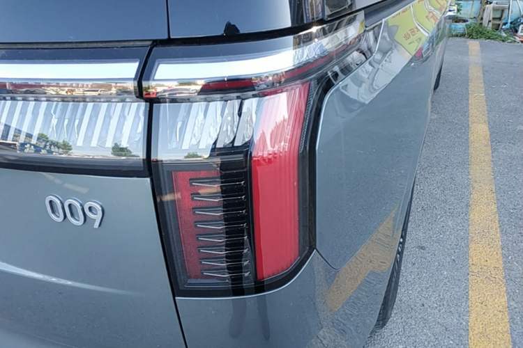 Used Zeekr 009 2024 7-Seater Walk-Through Version Four-Wheel Drive 108 kWh Right Rear Taillight
