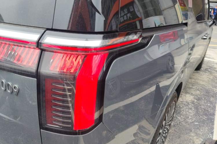 Used Zeekr 009 2024 7-Seater Walk-through Version 4WD 140 kWh Right Rear Taillight