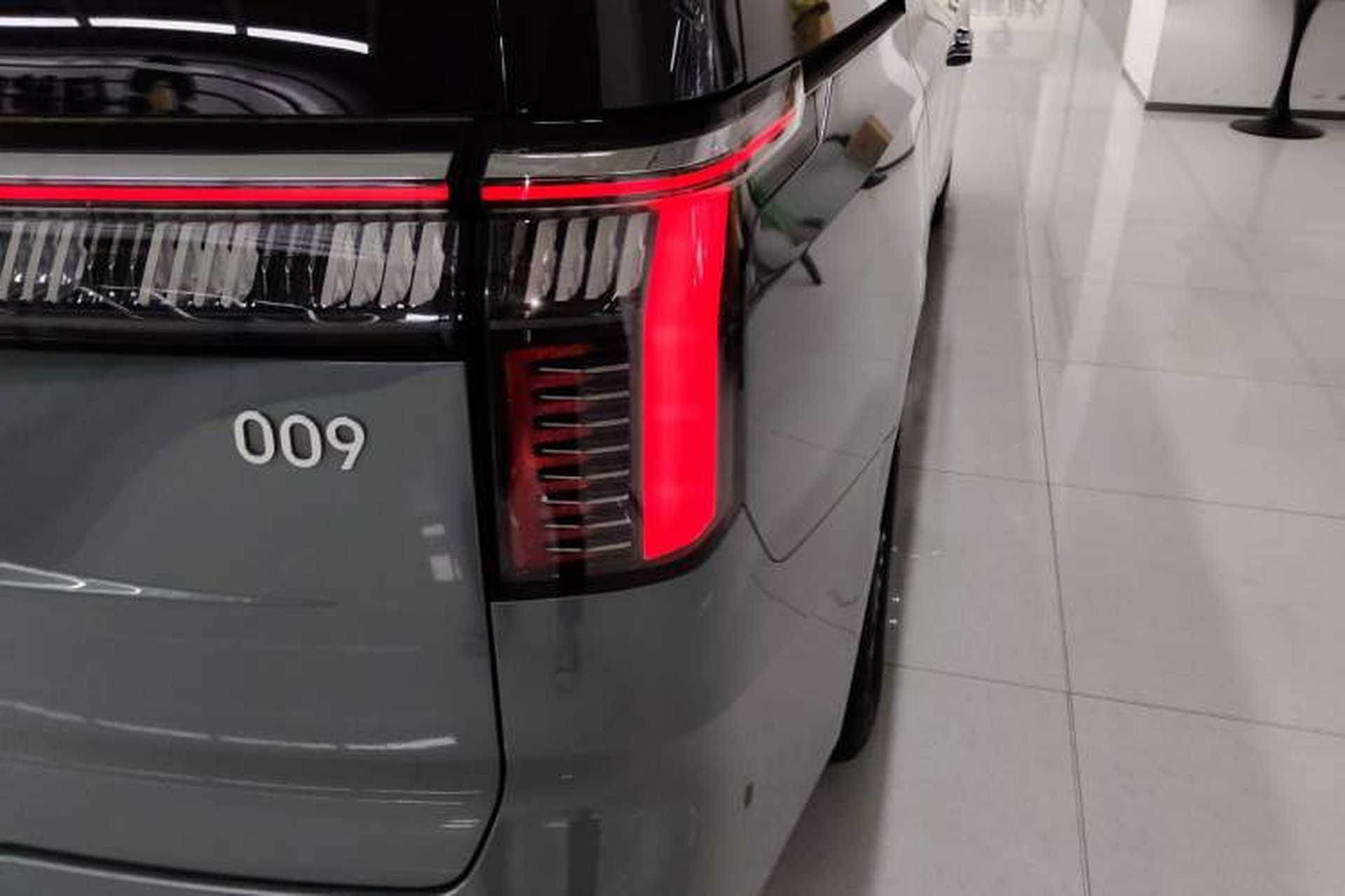 Used Zeekr 009 2024 7-Seater Aisle Version 108 kWh Right Rear Taillight