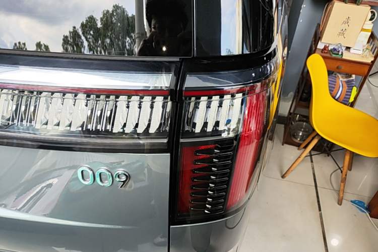 Used Zeekr 009 2024 Six-Seat Executive Version 4WD 108 kWh Right Rear Taillight