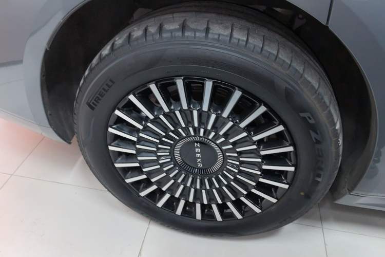 Used Zeekr 009 2024 7-Seater Walk-Through Version Four-Wheel Drive 108 kWh Right Rear Wheel Hub