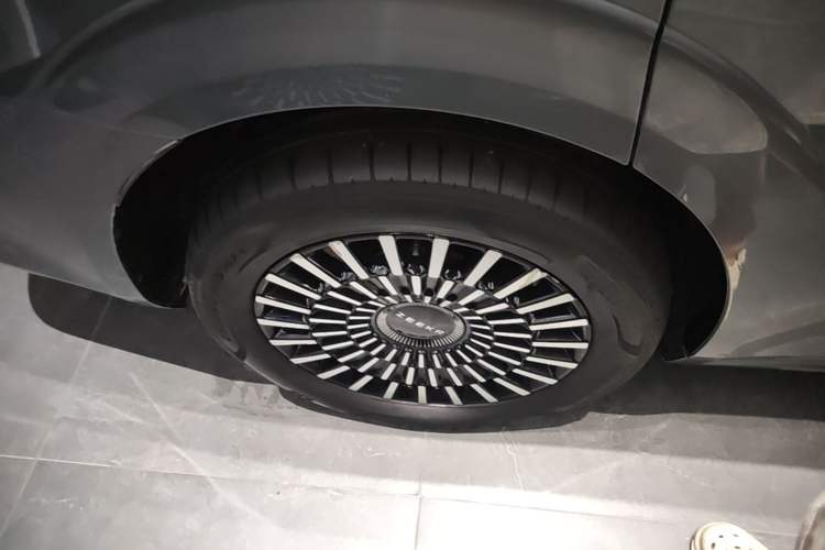 Used Zeekr 009 2024 7-Seater Walk-Through Version Four-Wheel Drive 108 kWh Right Rear Wheel Hub