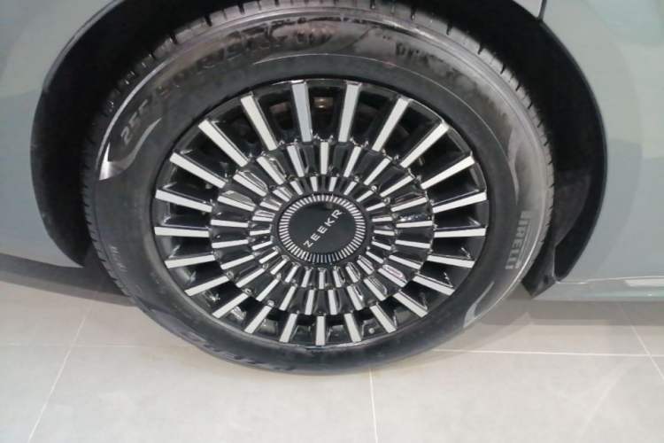 Used Zeekr 009 2024 Six-Seat Executive Version 4WD 108 kWh Right Rear Wheel Hub