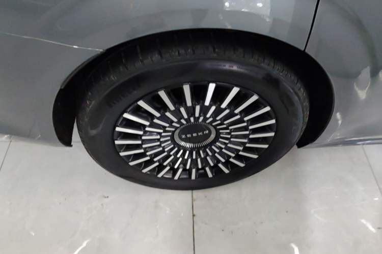 Used Zeekr 009 2024 7-Seater Aisle Version 108 kWh Right Rear Wheel Hub