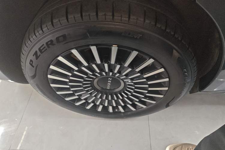 Used Zeekr 009 2024 Six-Seat Executive Version 4WD 108 kWh Right Rear Wheel Hub