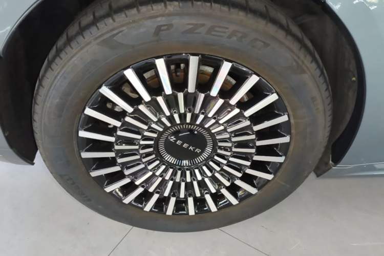 Used Zeekr 009 2024 7-Seater Walk-Through Version Four-Wheel Drive 108 kWh Right Rear Wheel Hub