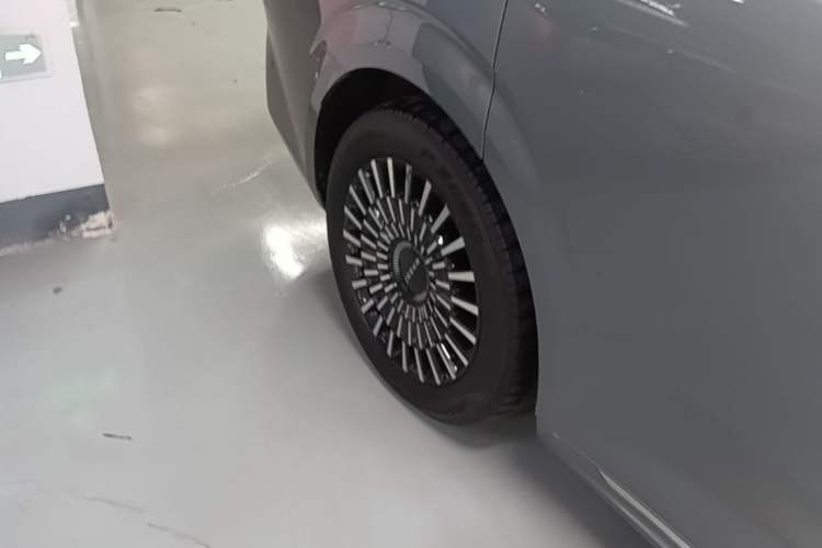 Used Zeekr 009 2024 Six-Seat Executive Version 4WD 108 kWh Right Rear Wheel Hub
