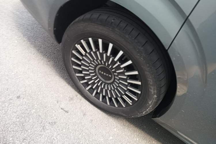 Used Zeekr 009 2024 7-Seater Aisle Version 108 kWh Right Rear Wheel Hub