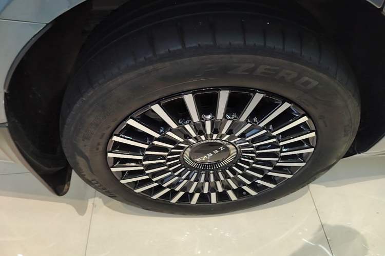 Used Zeekr 009 2024 7-Seater Aisle Version 108 kWh Right Rear Wheel Hub