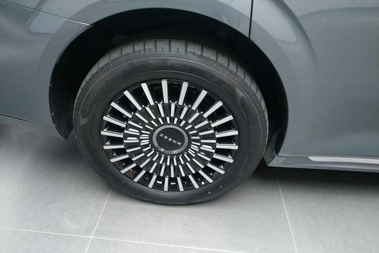 Used Zeekr 009 2024 Six-Seat Executive Version 4WD 108 kWh Right Rear Wheel Hub