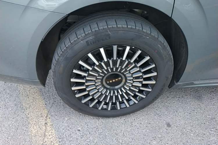 Used Zeekr 009 2024 7-Seater Walk-Through Version Four-Wheel Drive 108 kWh Right Rear Wheel Hub