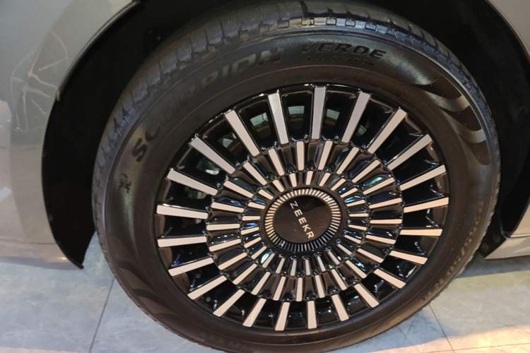 Used Zeekr 009 2024 Six-Seat Executive Version 4WD 108 kWh Right Rear Wheel Hub
