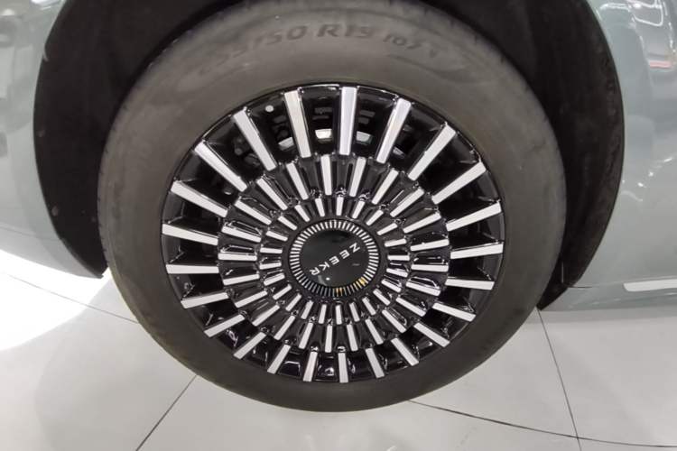 Used Zeekr 009 2024 Six-Seat Executive Version 4WD 108 kWh Right Rear Wheel Hub