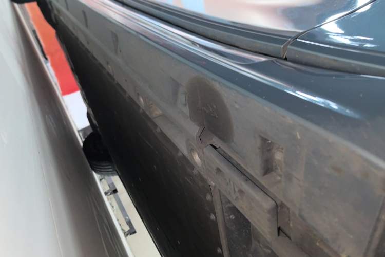 Used Zeekr 009 2024 7-Seater Walk-Through Version Four-Wheel Drive 108 kWh Right Side Sill