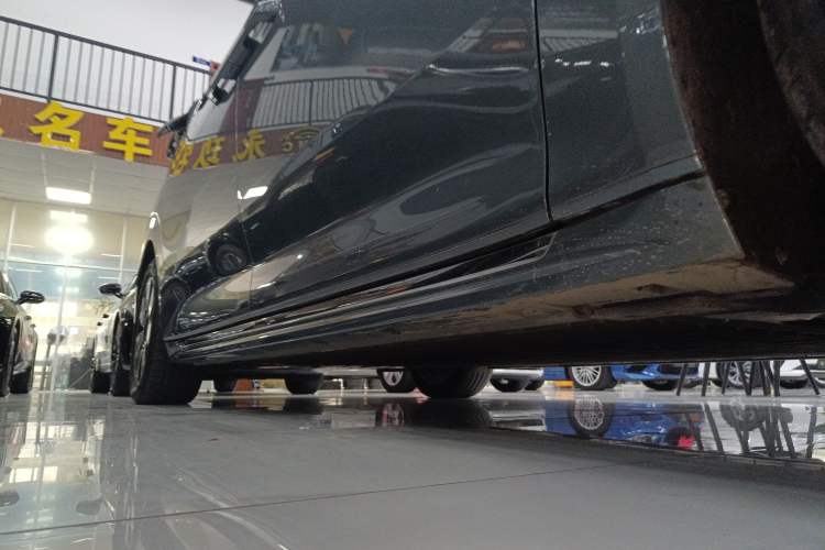 Used Zeekr 009 2024 Six-Seat Executive Version 4WD 108 kWh Right Side Sill