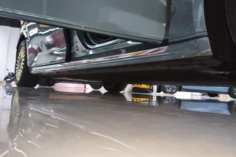 Used Zeekr 009 2024 7-Seater Walk-Through Version Four-Wheel Drive 108 kWh Right Side Sill