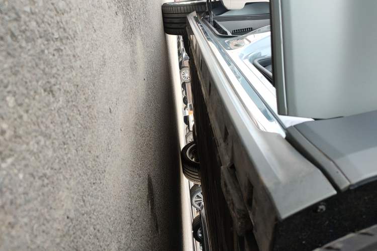Used Zeekr 009 2024 7-Seater Walk-Through Version Four-Wheel Drive 108 kWh Right Side Sill