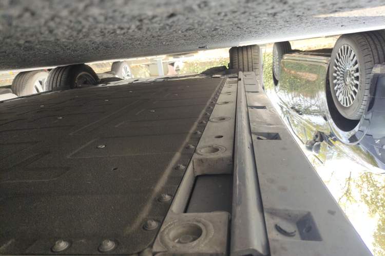 Used Zeekr 009 2024 Six-Seat Executive Version 4WD 108 kWh Right Side Sill