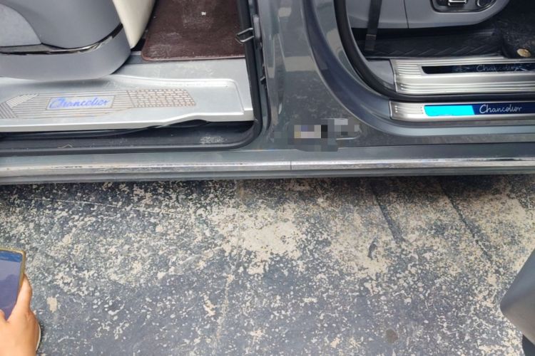 Used Zeekr 009 2024 7-Seater Walk-through Version 4WD 140 kWh Right Side Sill