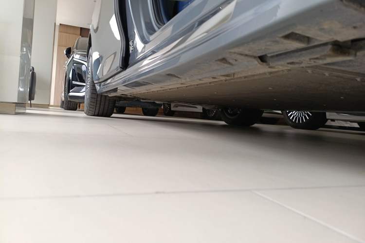 Used Zeekr 009 2024 Six-Seat Executive Version 4WD 108 kWh Right Side Sill