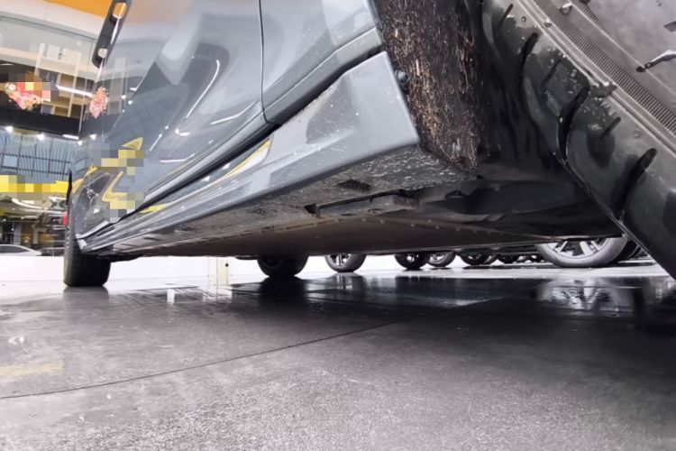 Used Zeekr 009 2024 Six-Seat Executive Version 4WD 108 kWh Right Side Sill