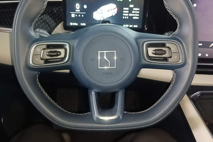 Used Zeekr 009 2024 Six-Seat Executive Version 4WD 108 kWh Steering Wheel