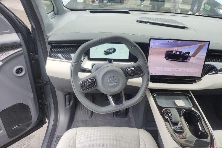 Used Zeekr 009 2024 Six-Seat Executive Version 4WD 108 kWh Steering Wheel