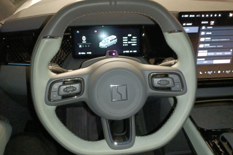 Used Zeekr 009 2024 7-Seater Walk-Through Version Four-Wheel Drive 108 kWh Steering Wheel