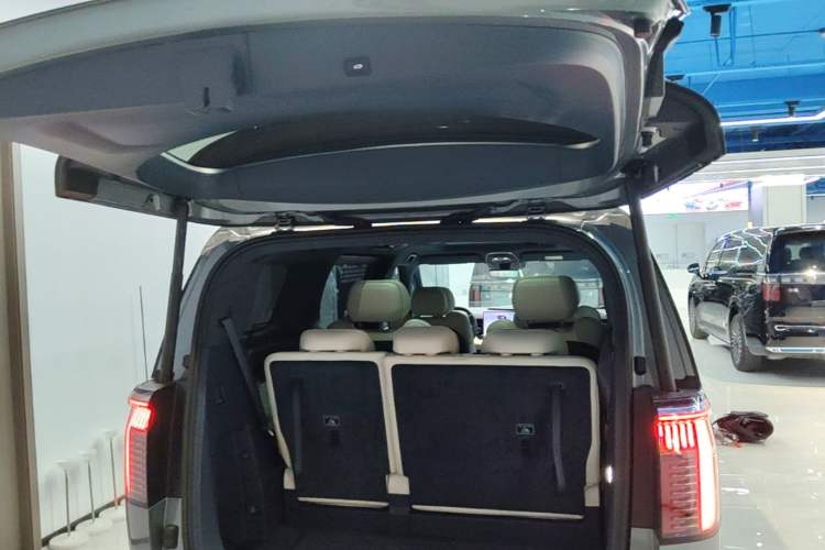 Used Zeekr 009 2024 7-Seater Walk-Through Version Four-Wheel Drive 108 kWh Trunk