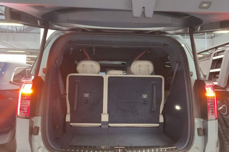 Used Zeekr 009 2024 7-Seater Walk-Through Version Four-Wheel Drive 108 kWh Trunk
