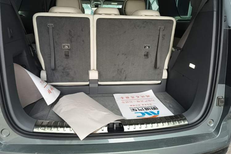 Used Zeekr 009 2024 7-Seater Aisle Version 108 kWh Trunk