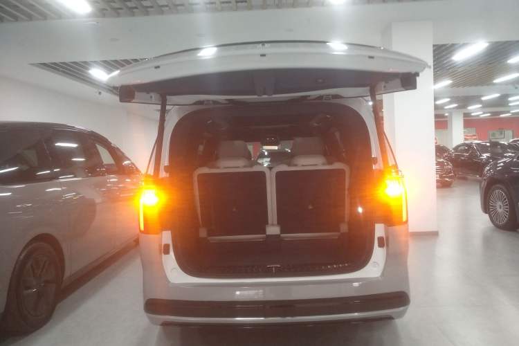 Used Zeekr 009 2024 Six-Seat Executive Version 4WD 108 kWh Trunk