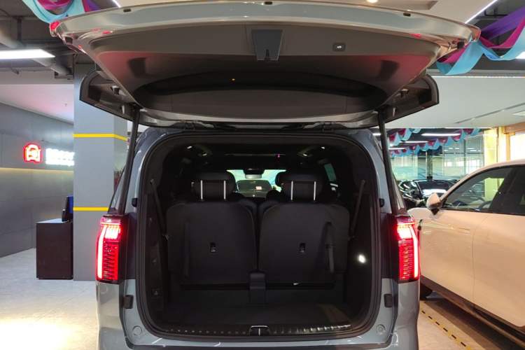 Used Zeekr 009 2024 Six-Seat Executive Version 4WD 108 kWh Trunk
