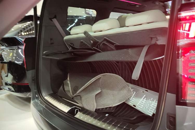 Used Zeekr 009 2024 7-Seater Aisle Version 108 kWh Trunk