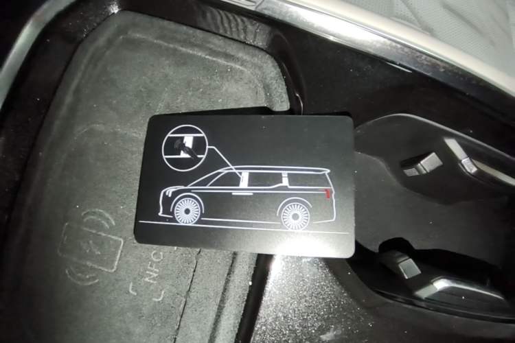 Used Zeekr 009 2024 Six-Seat Executive Version 4WD 108 kWh Vehicle Key