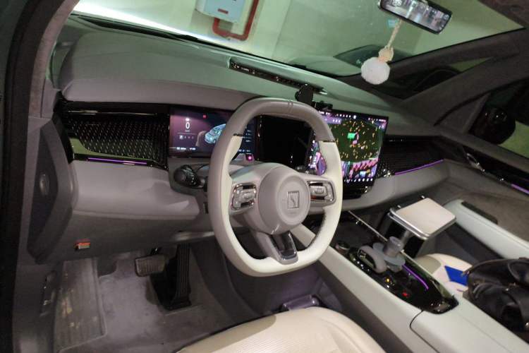 Used Zeekr 009 2024 7-Seater Walk-Through Version Four-Wheel Drive 108 kWh Center Console