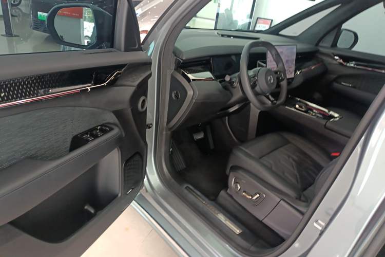 Used Zeekr 009 2024 7-Seater Aisle Version 108 kWh Driver Seat