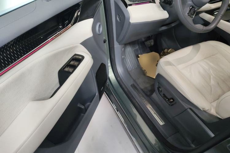 Used Zeekr 009 2024 7-Seater Walk-Through Version Four-Wheel Drive 108 kWh Driver Seat