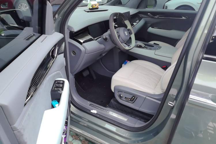 Used Zeekr 009 2024 7-Seater Walk-Through Version Four-Wheel Drive 108 kWh Driver Seat