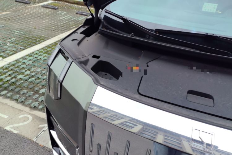 Used Zeekr 009 2024 7-Seater Walk-Through Version Four-Wheel Drive 108 kWh Engine Bay Right