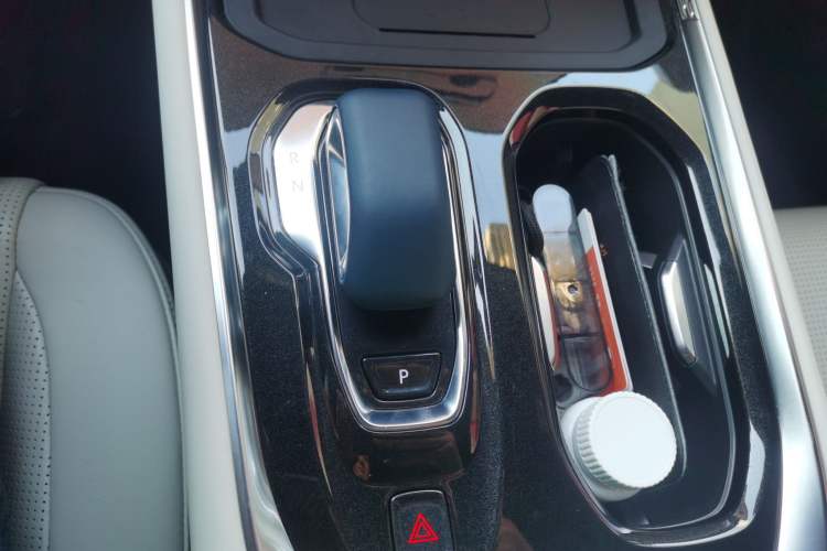 Used Zeekr 009 2024 Six-Seat Executive Version 4WD 108 kWh Gear Lever