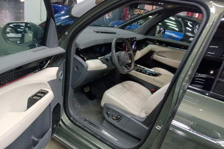 Used Zeekr 009 2024 7-Seater Walk-Through Version Four-Wheel Drive 108 kWh Interior 3