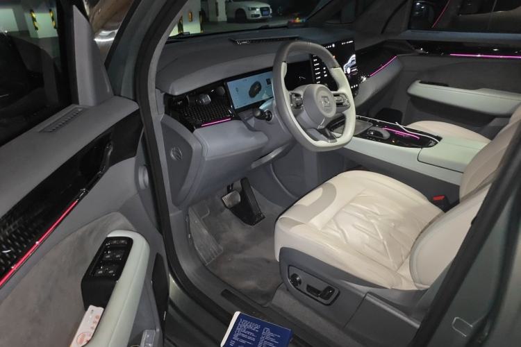 Used Zeekr 009 2024 7-Seater Walk-Through Version Four-Wheel Drive 108 kWh Interior 3