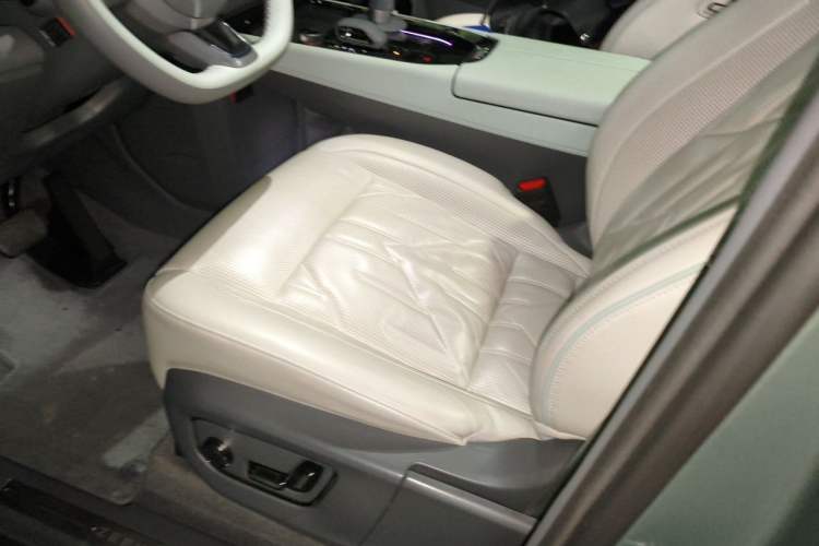 Used Zeekr 009 2024 7-Seater Walk-Through Version Four-Wheel Drive 108 kWh Left Front Seat