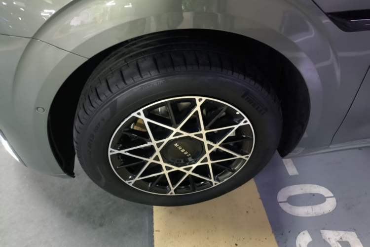 Used Zeekr 009 2024 7-Seater Walk-Through Version Four-Wheel Drive 108 kWh Left Front Wheel Hub
